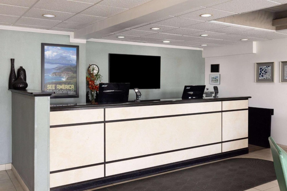 Travelodge by Wyndham Monterey Bay